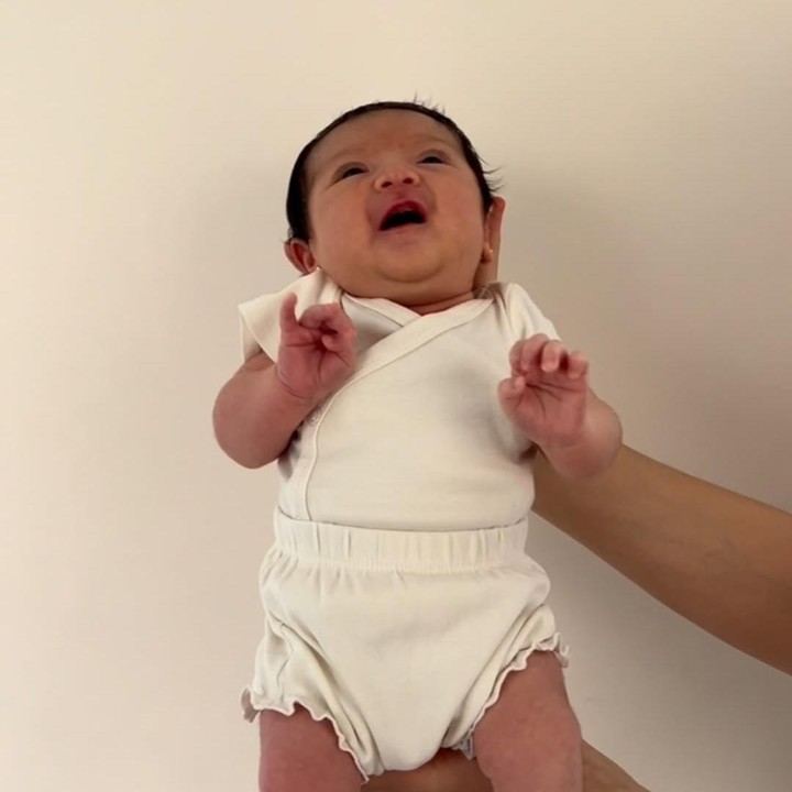 <p>Si Kecil yang akrab disapa Noni Jia ini lahir pada 2 Desember 2024. Belum lama ini, Jia baru saja berulang tahun yang pertama. Tepat di hari spesialnya, Jessica dan Vincent membagikan video tumbuh kembang Hagia dari bayi hingga menginjak usia satu tahun. (Foto: Instagram @inijedar)</p>