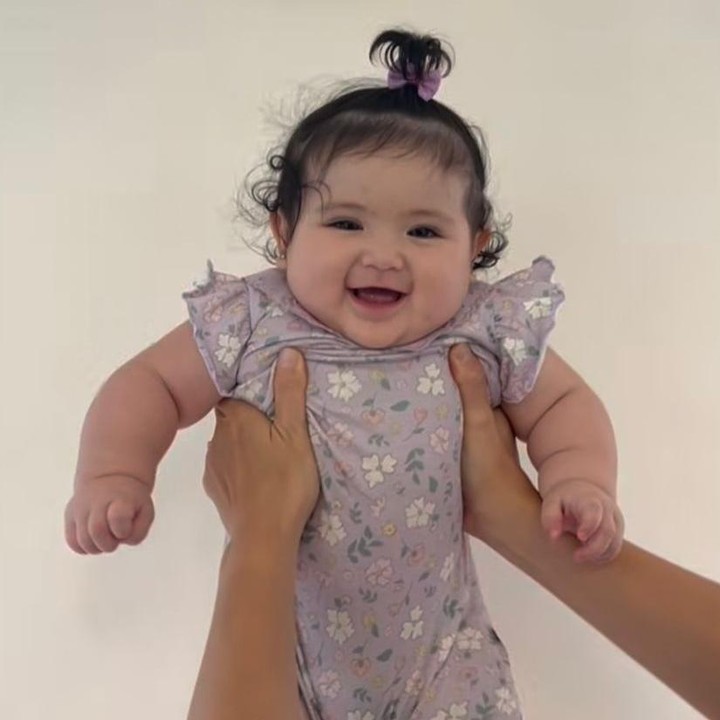 <p>Selanjutnya ini potret saat Hagia memasuki usia enam bulan. Si Kecil ini mulai terlihat wajah bulenya ya, Bunda, mengingat sang Ayah yang merupakan&nbsp;keturunan dari Belanda. Pipinya yang tampak&nbsp;<em>chubby&nbsp;</em>membuat siapa pun yang melihatnya merasa gemas. (Foto: Instagram @inijedar)</p>