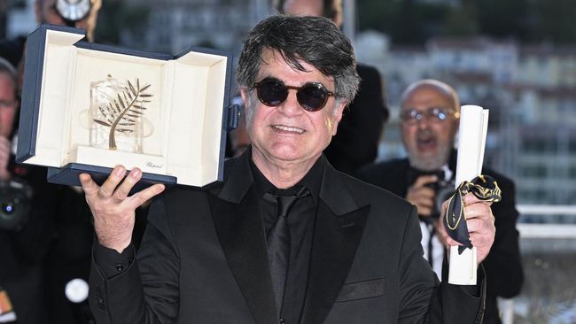 Sutradara It Was Just an Accident, Jafar Panahi, dijatuhi hukuman satu tahun penjara secara in absentia oleh Iran dengan tudingan propaganda.