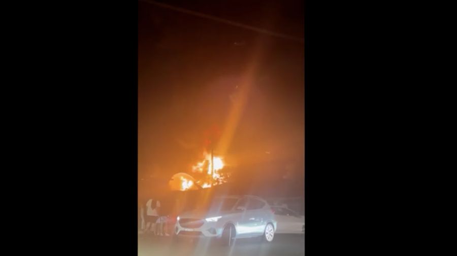 Kebakaran hebat terjadi setelah ledakan dahsyat di fasilitas pembuangan limbah dekat Sydney, Australia. Tangkapan Layar Video/REUTERS)