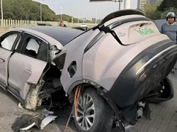 Kecelakaan Ngeri Mobil Listrik, Bagian Belakang sampai Terlepas