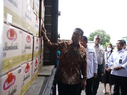 Mendag Serahkan Donasi Kemendag Peduli untuk Korban Bencana di Sumatera