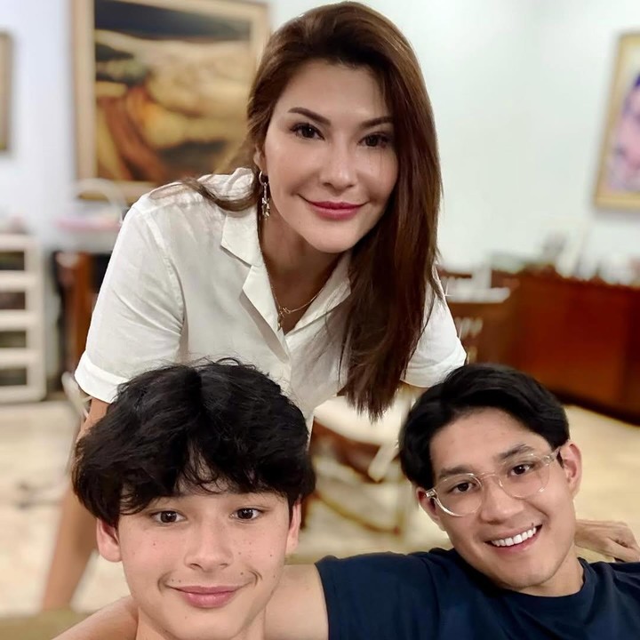 <p>Tamara memang dikenal sangat dekat dengan kedua putranya. Melalui unggahan di Instagram, Tamara sering membagikan potret kebersamannya dengan Kenzou. Kenzou adalah anak kedua Tamara dari pernikahan yang berakhir cerai dengan aktor Mike Lewis. Tamara juga memiliki seorang anak laki-laki bernama Teuku Rassya dari pernikahan pertamanya dengan Teuku Rafly Pasya. Rassya juga dekat dengan adiknya Kenzou, Bunda. (Foto: Instagram @tamarableszynskiofficial)</p>