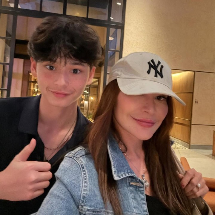 <p>Kenzou tampaknya tak hanya memiliki prestasi di bidang akademik. Remaja yang sebentar lagi berulang tahun ke-15 itu juga memiliki bakat terpendam, yakni bernyanyi. Belum lama ini, Tamara mengunggah video saat sang putra tampil bernyanyi di depan banyak orang. Lagi-lagi, Tamara mengungkap rasa bangga pada putra bungsunya ini. "Kenzou sayang, <em>I&rsquo;m so proud of you</em> (aku sangat bangga padamu)," tulisnya dalam unggahan tersebut. (Foto: Instagram @tamarableszynskiofficial)</p>