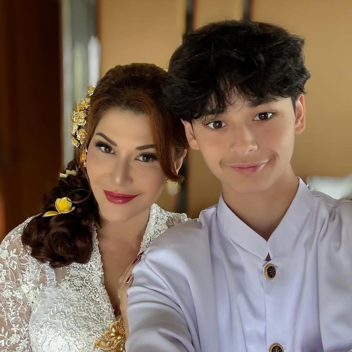 <p>Anak kedua Tamara Bleszynski, Kenzou Leon, baru-baru ini menorehkan prestasi di bidang pendidikan. Kenzou terpilih untuk menghadiri acara Yale Mun Korea, yakni program konferensi simulasi PBB untuk anak-anak muda. Melalui acara ini, Kenzou berkesempatan untuk menunjukan kemampuannya dalam public speaking membahas isu-isu global. (Foto: Instagram @tamarableszynskiofficial)</p>