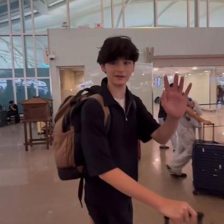 <p>Melalui unggahan di Instagram, Tamara mem-<em>posting</em> video saat mengantar sang putra ke bandara sebelum berangkat ke Korea Selatan. Perempuan 50 tahun ini secara khusus mengungkap rasa bangganya pada Kenzou karena berhasil terpilih untuk menghadiri Yale Mun Korea. "Kenzou sayang, bangga sekali Mama mengantarmu hari ini. Selamat menembus YALE MUN KOREA, Nak! Jadikan ini tangga menuju dunia yang lebih besar," tulis Tamara. (Foto: Instagram @tamarableszynskiofficial)</p>