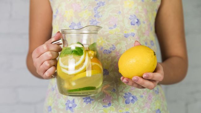 Manfaat Rutin Minum Segelas Air Lemon di Pagi Hari