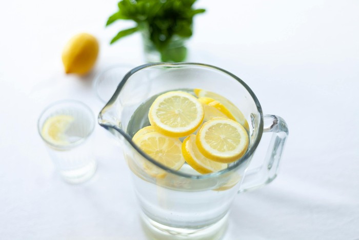 Minum air putih di pagi hari dapat membantu mengatasi rasa lelah, bibir kering, sakit kepala, jantung berdebar-debar, hingga sembelit. Lemon dapat meningkatkan asupan vitamin C kamu sebelum memulai hari.