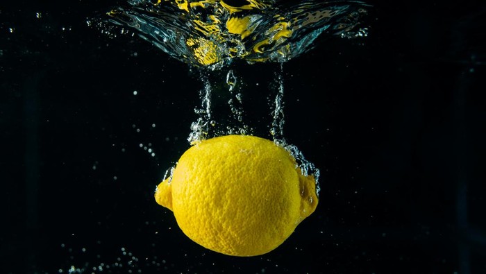 Minum air lemon dapat membantu meningkatkan asupan air dalam tubuh, yang sering direkomendasikan sebagai strategi penurunan berat badan.