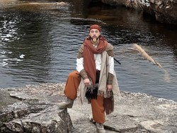 Gaya Rapper Berubah Setelah Punya Kemampuan Supranatural, Berjubah Misterius