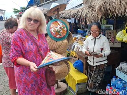 Modal Kamus Lusuh, Mbah Anik Menaklukkan Turis Jatiluwih
