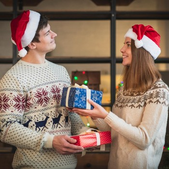 Mengapa Natal Identik dengan Tradisi Tukar Kado? Ternyata Begini Sejarahnya!