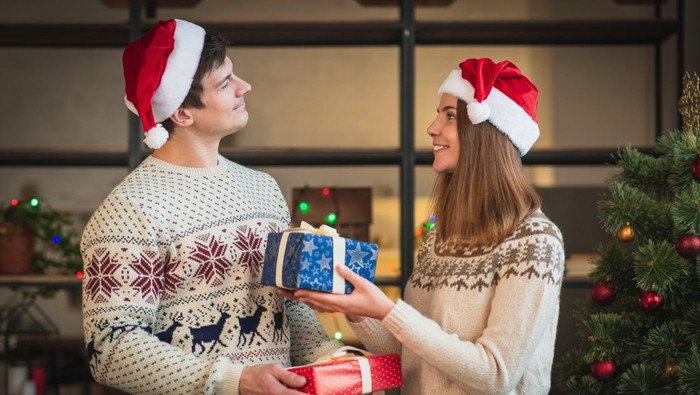 Mengapa Natal Identik dengan Tradisi Tukar Kado? Ternyata Begini Sejarahnya!