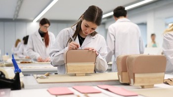 FOTO: Mengintip Pabrik Tas Prada di Scandicci Italia