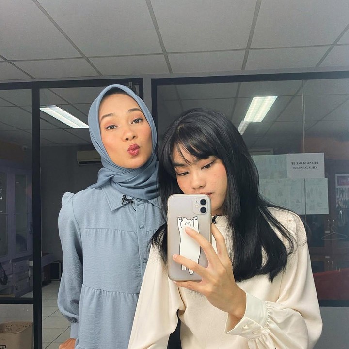 <p>Peribahasa &lsquo;Buah jatuh tak jauh dari pohonnya&rsquo; mungkin sangat tepat untuk menggambarkan Alya Rohali dan putrinya, Namira Adjani. Pasalnya, Bunda dan anak ini ternyata memiliki banyak kesamaan. (Foto: Instagram @namiradjani)</p>