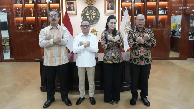 Menteri P2MI Mukhtarudin tandatangani MoU dengan tiga gubernur untuk percepatan program Quick Win Prabowo, fokus pada penempatan pekerja migran berkualitas.