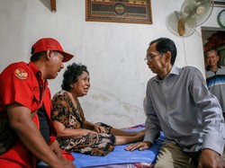 Gercep Adi Sutarwijono dan Kader PDIP Surabaya Bantu Kursi Roda Warga