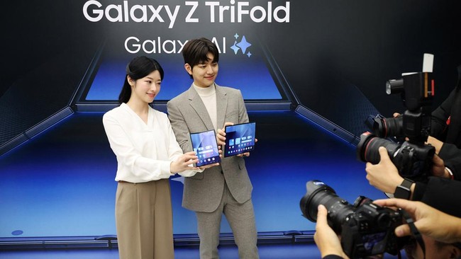 Samsung memperkenalkan Galaxy Z TriFold, ponsel lipat tiga dengan spesifikasi canggih, layar 10 inci, dan kamera 200 MP. Tersedia mulai 12 Desember 2023.