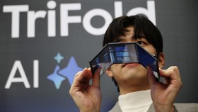 FOTO: Penampilan Perdana Hp Lipat Tiga Samsung Galaxy Z TriFold