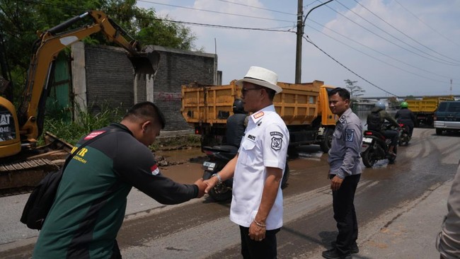 Dalam pemantuan penanganan banjir di Bojongsoang, Kang DS menginstruksikan jajarannya untuk mempercepat proses normalisasi saluran air.
