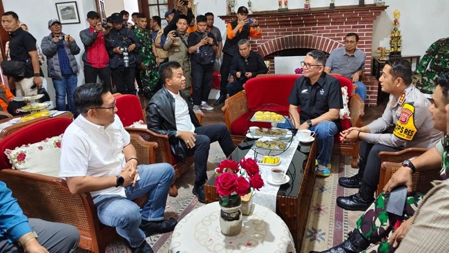 Kang DS menyatakan bahwa penebangan pohon teh secara ilegal di wilayah Kecamatan Pengalengan menjadi pemicu terjadinya banjir bandang baru-baru ini.