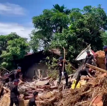 Perjuangan Tim Gabungan Mencari Korban Banjir Bandang & Longsor di Sumatra