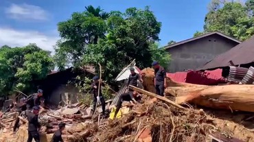 Perjuangan Tim Gabungan Mencari Korban Banjir Bandang & Longsor di Sumatra