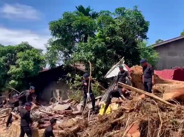 Perjuangan Tim Gabungan Mencari Korban Banjir Bandang & Longsor di Sumatra