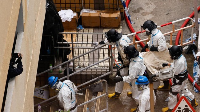 Korban tewas kebakaran terburuk Hong Kong meningkat menjadi 159, memicu duka mendalam dan seruan pertanggungjawaban.