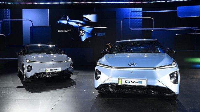 Perodua QV-E merupakan mobil listrik yang diklaim 100 persen dibuat di Malaysia, beda dari Proton eMas.