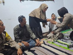 Polres Pasuruan Takziah-Beri Bantuan Korban Kecelakaan KA Mutiara Timur