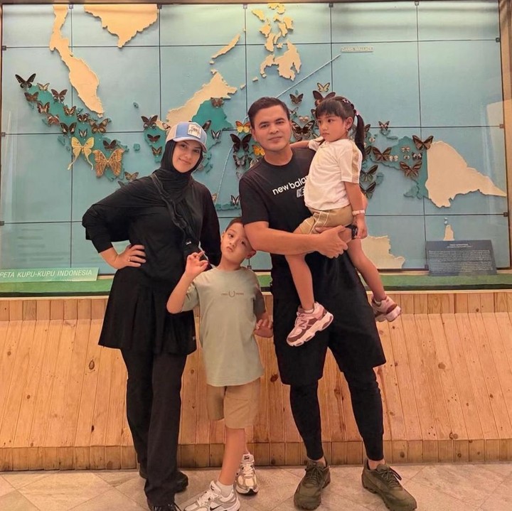 <p>Sejak menikah, kehidupan rumah tangga Irish dan Haldy selalu sukses menarik perhatian banyak pasang mata. Haldy bahkan diketahui memiliki hubungan yang sangat dekat dengan kedua anak Irish, Bunda. (Foto: Instagram @haldy_sabri)</p>