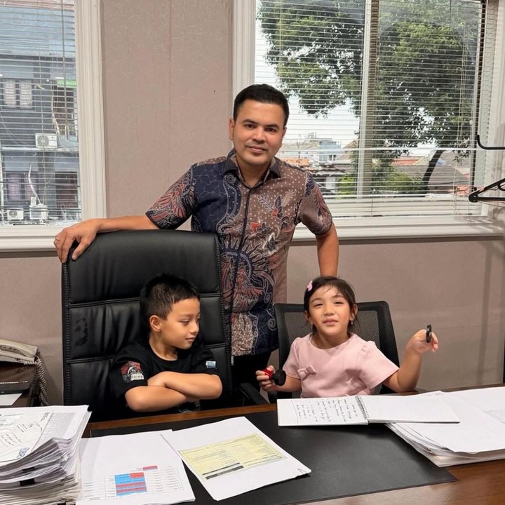 <p>"Disamperin para bocil ke kantor," tulis Haldy Sabri melalui laman Instagramnya. Dalam foto tersebut, nampak Air dan Ara duduk di kursi kantor sang ayah, bergaya sedang menghadapi setumpuk pekerjaan. (Foto: Instagram @haldy_sabri)</p>