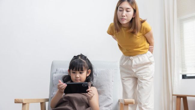 Psikolog Ungkap 2 Persiapan Penting Sebelum Anak Pegang Smartphone