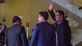 Mantan Gubernur Jawa Barat Ridwan Kamil (kanan) menyapa wartawan saat tiba untuk menjalani pemeriksaan di Gedung Merah Putih KPK, Jakarta, Selasa (2/12/2025). Penyidik KPK melakukan pemanggilan kepada Ridwan Kamil untuk diperiksa sebagai saksi dalam