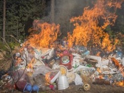 Sampah Menumpuk Seusai Banjir Surut, Ini Risiko Besar Jika Dibakar