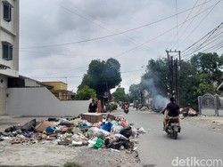 Jalan Karya Medan Barat Dipenuhi Tumpukan Sampah Usai Banjir Surut