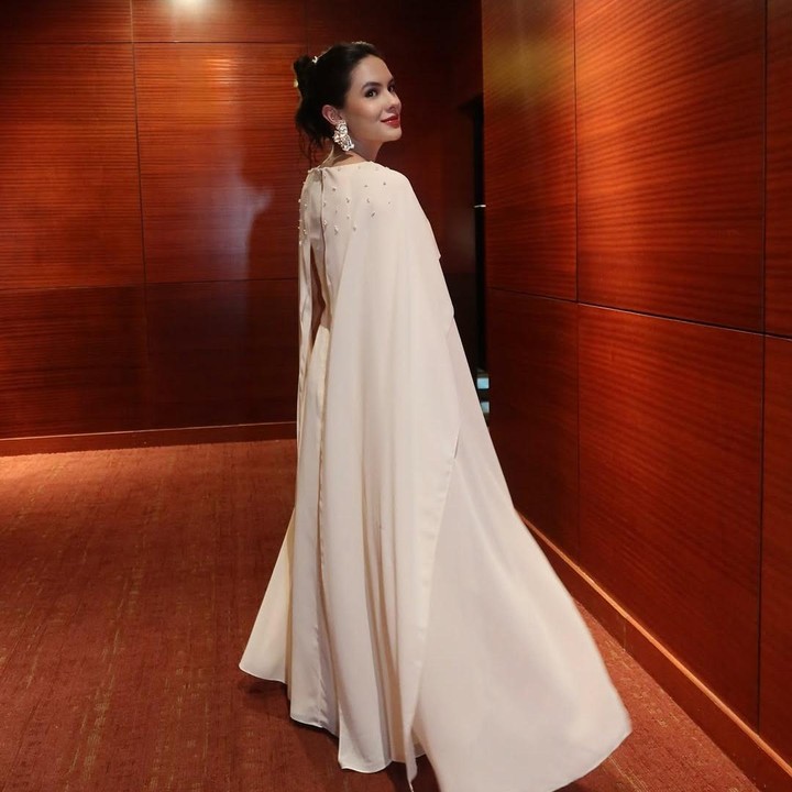 <p>Penampilan Steffi yang anggun dan kerap memancarkan <em>pregnancy glow</em> ini banyak menuai pujian dari netizen, Bunda. Beberapa di antaranya memanggil Steffi dengan sebutan 'Bumil cantik'. "Cantik bgt bumiil <em>masyaAllah</em>," tulis akun @au***. "Bumil makin cantikk," ujar @_su***. "<em>MasyaAllah</em> cantiknaaa bumil satu inii," ungkap akun @fi***. (Foto: Instagram @steffizamoraaa)</p>