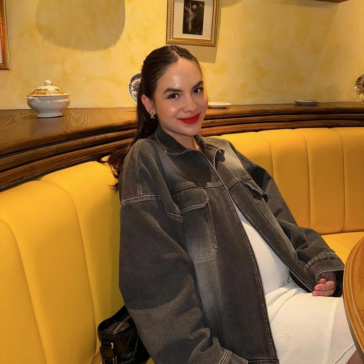 <p>Selain mengenakan gaun, Steffi juga kerap padu padan pakaian casual dalam kesehariannya. Ia pernah mengenakan <em>dress</em> casual putih yang ditutupi oleh jaket <em>jeans</em> berwarna <em>smokey ash</em>. Untuk melengkapi penampilannya, Steffi mengenakan riasan semi <em>bold</em> dengan lipstik merah merona. (Foto: Instagram @steffizamoraaa)</p>