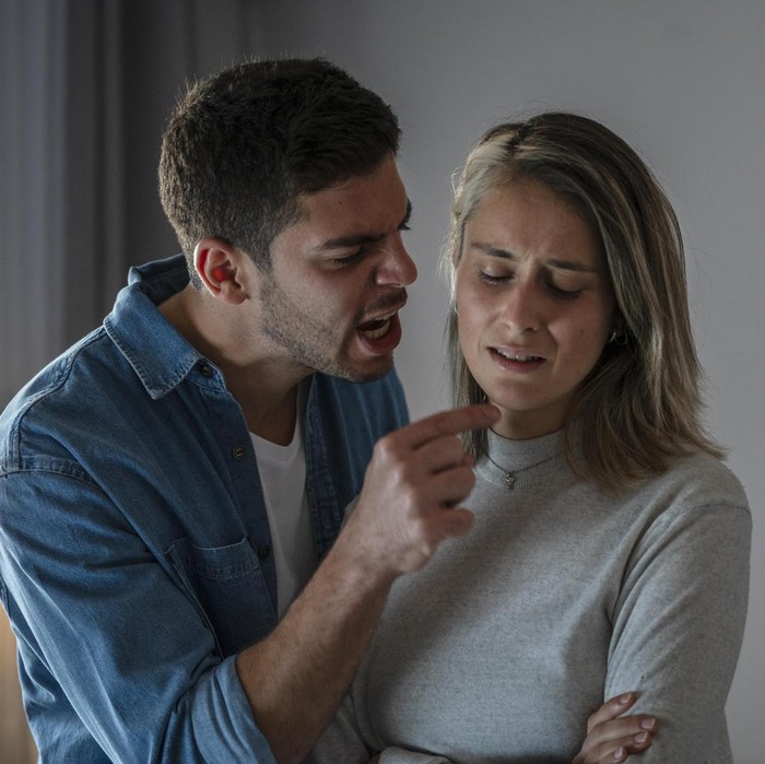 Ciri lainnya dari pasangan yang mudah marah adalah mereka gemar berteriak dan membentak. Pria yang memiliki masalah amarah merasa kesulitan untuk menenangkan diri saat berdiskusi dengan pasangannya.
