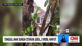 VIDEO: Tanggul Anak Sungai Citarum Jebol, 2 Mobil Hanyut