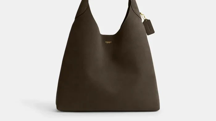 Coach menawarkan pilihan tas berukuran besar yang menggabungkan fungsionalitas modern dengan estetika New York yang effortless.
