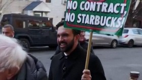 Momen Mamdani Ikut Aksi Mogok Pekerja Starbucks di New York