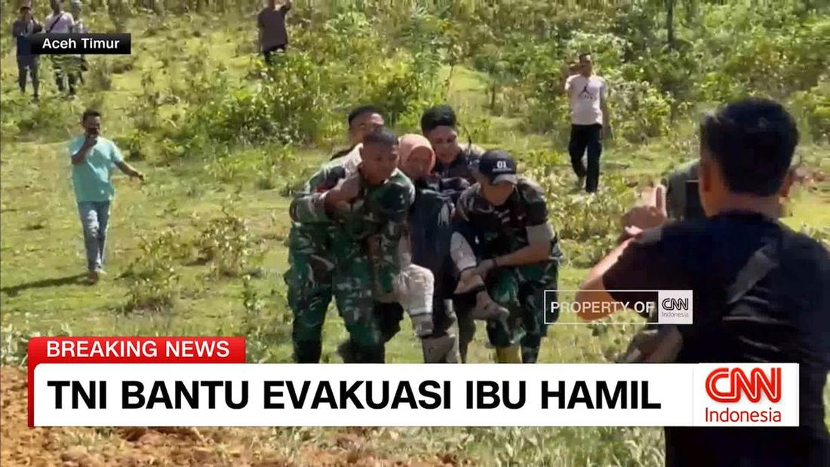 VIDEO: TNI Bantu Evakuasi Ibu Hamil