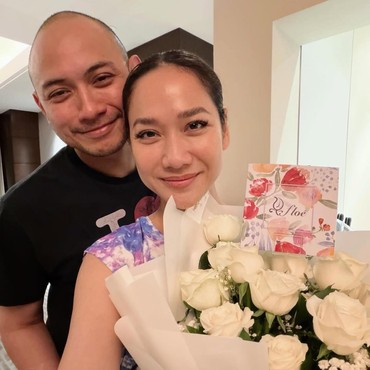 2 Tahun Menikah, 7 Potret Tiko Aryawardhana Beri Bunga Untuk BCL bak ABG Kasmaran