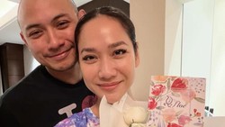 2 Tahun Menikah, 7 Potret Tiko Aryawardhana Beri Bunga Untuk BCL bak ABG Kasmaran