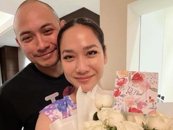 2 Tahun Menikah, 7 Potret Tiko Aryawardhana Beri Bunga Untuk BCL bak ABG Kasmaran