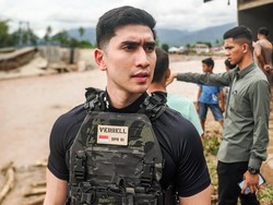Most Pop: Gaya Verrell Bramasta Kunjungi Korban Banjir Sumatera Pakai Vest