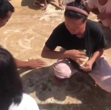 Viral Bantuan Beras Buat Korban Banjir Sumut Dilempar dari Heli, Berserakan Dipungut Warga di Tanah