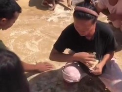 Bantuan Beras untuk Korban Banjir di Taput Pecah Dijatuhkan dari Helikopter